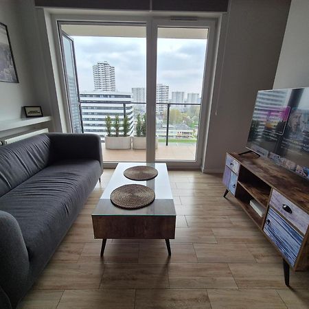 Apartament Wsrod 1000Cy Swiatel - Z Parkingiem W Hali Garazowej- Duzy Balkon Z Lezakami - Piekny Widok Noca Na Panorame Tysiaclecia Katowice Buitenkant foto