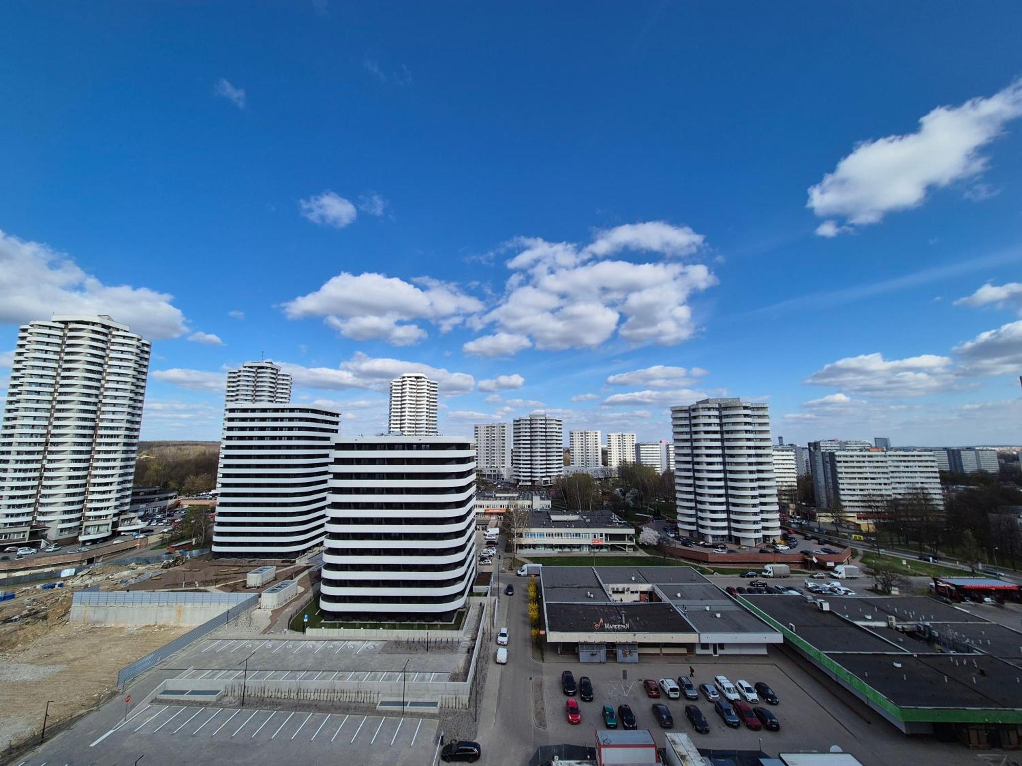 Apartament Wsrod 1000Cy Swiatel - Z Parkingiem W Hali Garazowej- Duzy Balkon Z Lezakami - Piekny Widok Noca Na Panorame Tysiaclecia Katowice Buitenkant foto