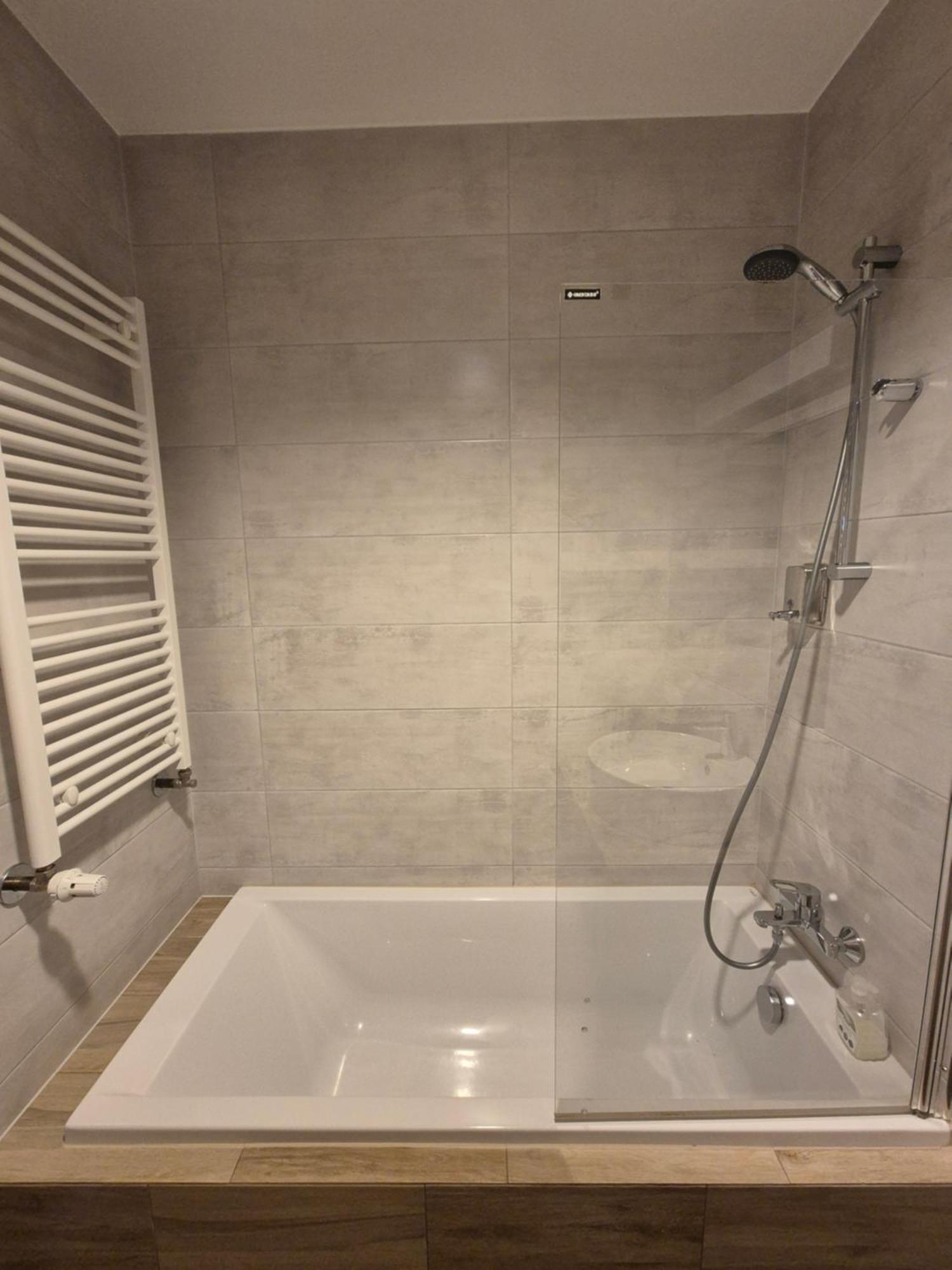 Apartament Wsrod 1000Cy Swiatel - Z Parkingiem W Hali Garazowej- Duzy Balkon Z Lezakami - Piekny Widok Noca Na Panorame Tysiaclecia Katowice Buitenkant foto